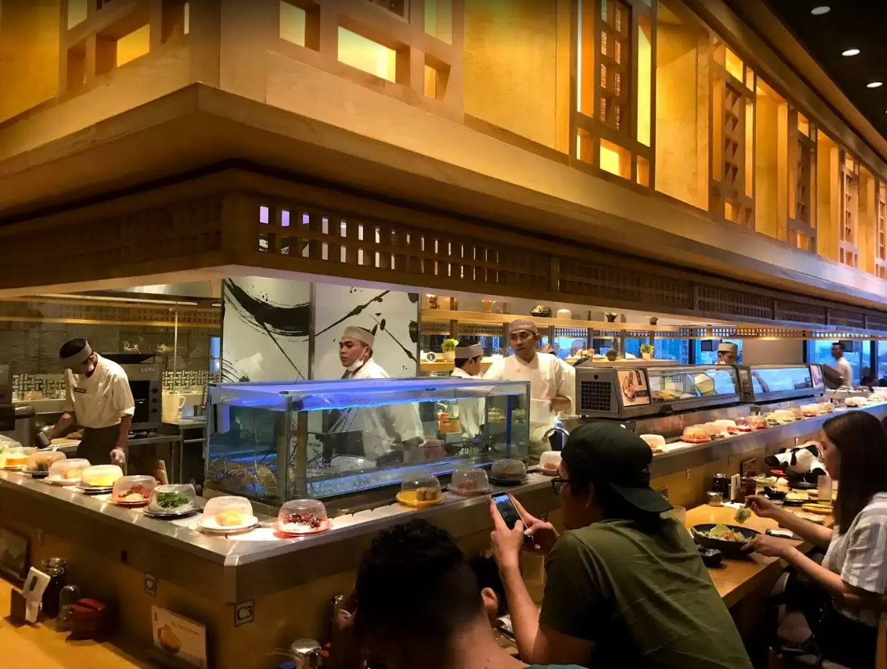 Suasana ruang makan Sushi Hiro